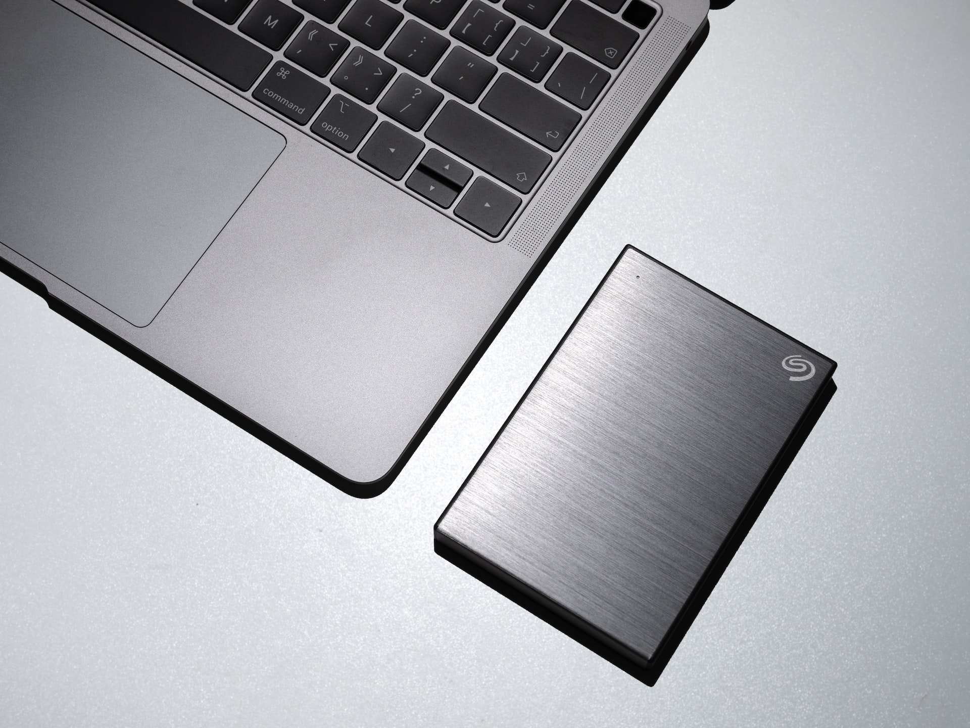 Różnice między dyskiem SSD a HDD w laptopie